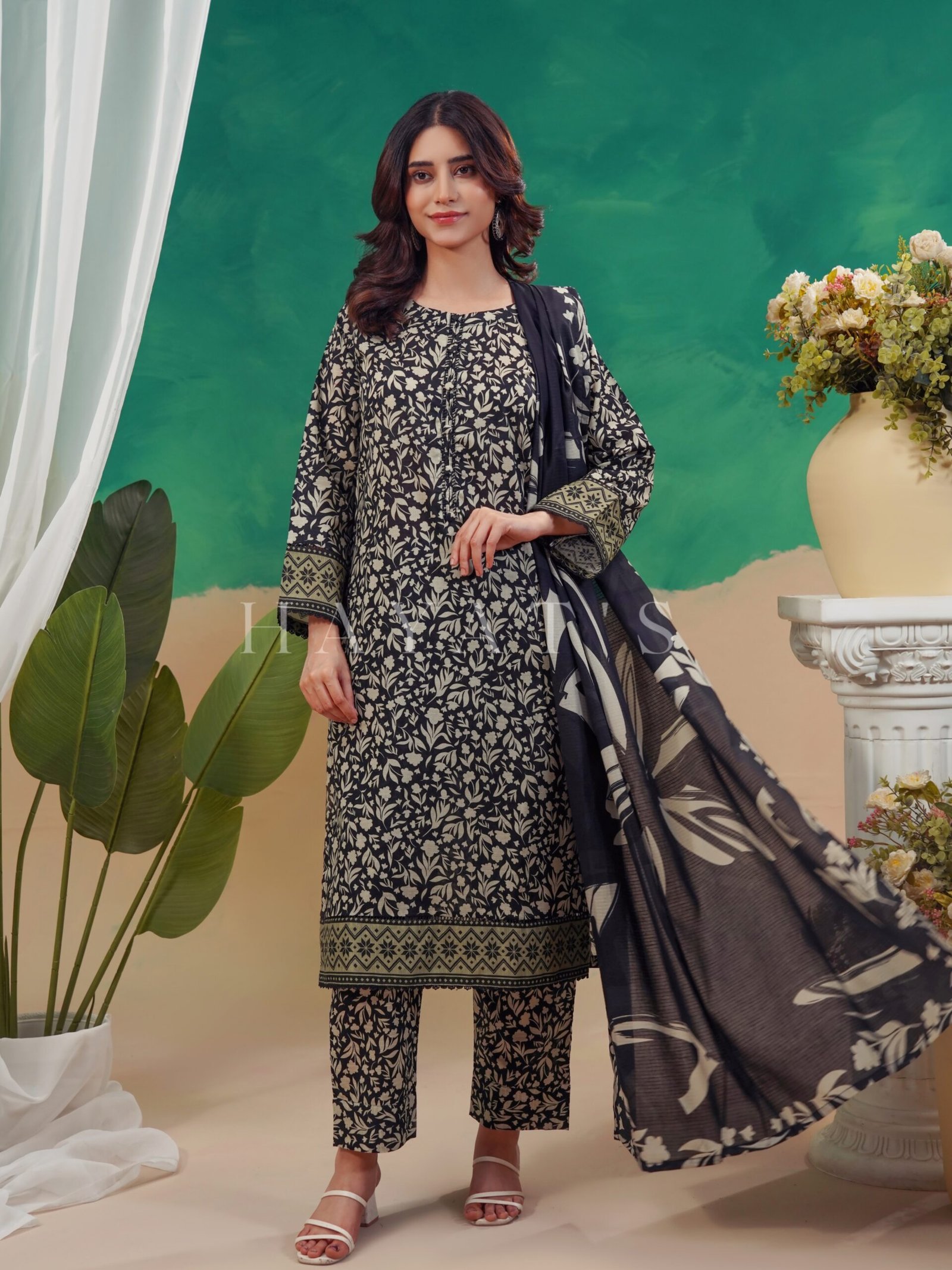 Midnight Ivory – Timeless Contrast