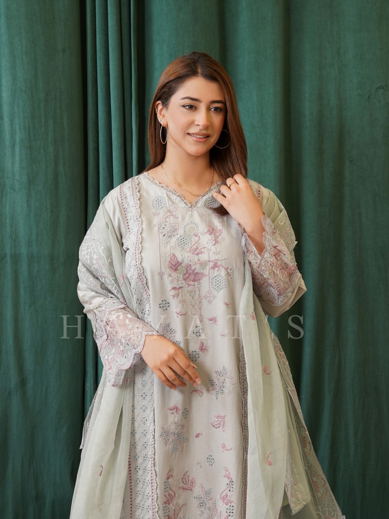 Ronaq-e-Hayat Vol 32 - 3PC Silver Rose